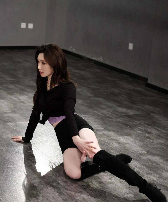 江疏影最新舞蹈造型,全黑搭配尽显小蛮腰,大长腿又酷又时尚_气质_女神