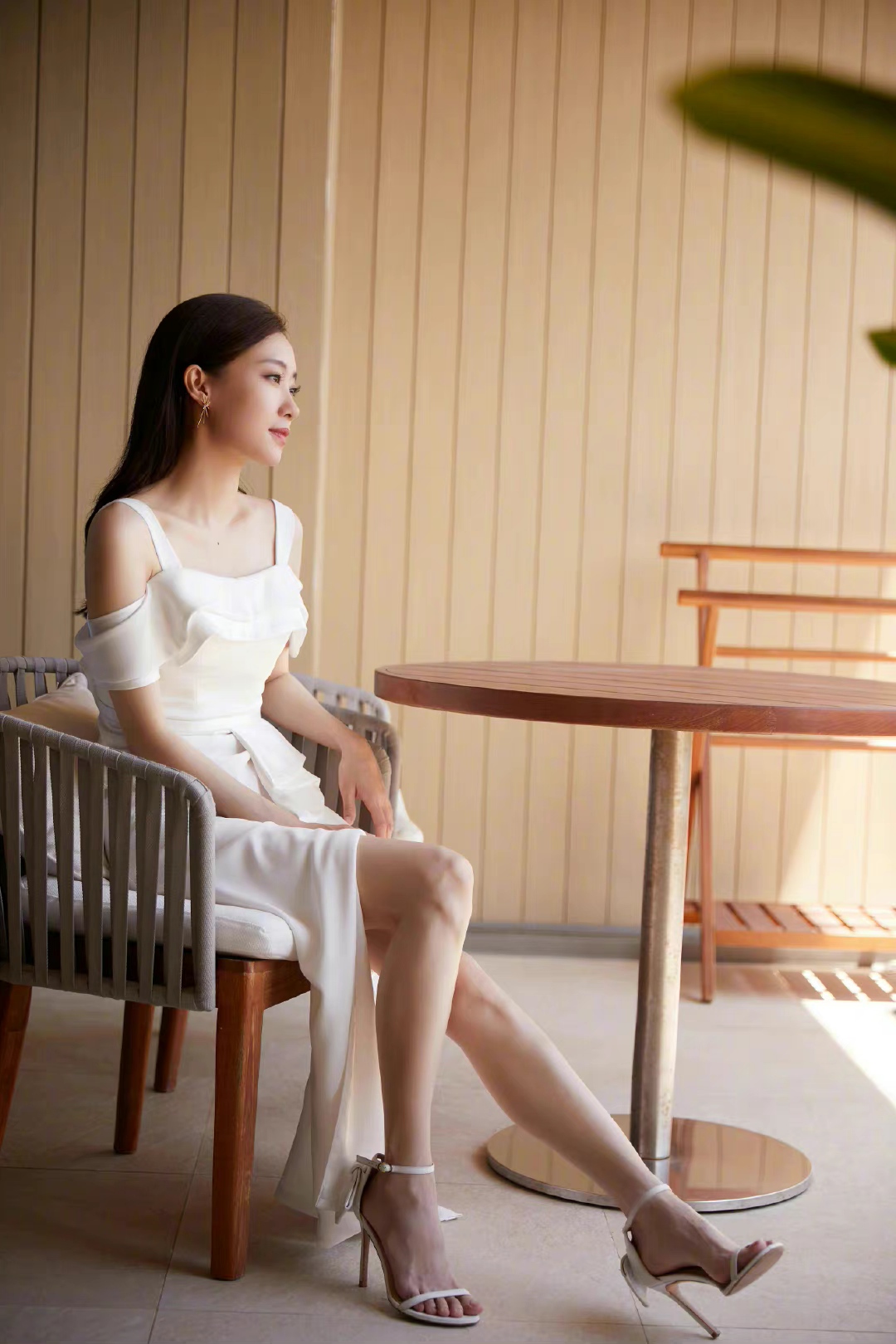 张小斐# 一字带高跟鞋,展露香艳的美腿玉足