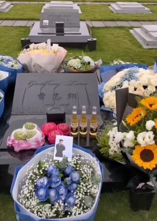 而这离去的两年时间,每到特别的日子家人也都前往金宝山看望高以翔