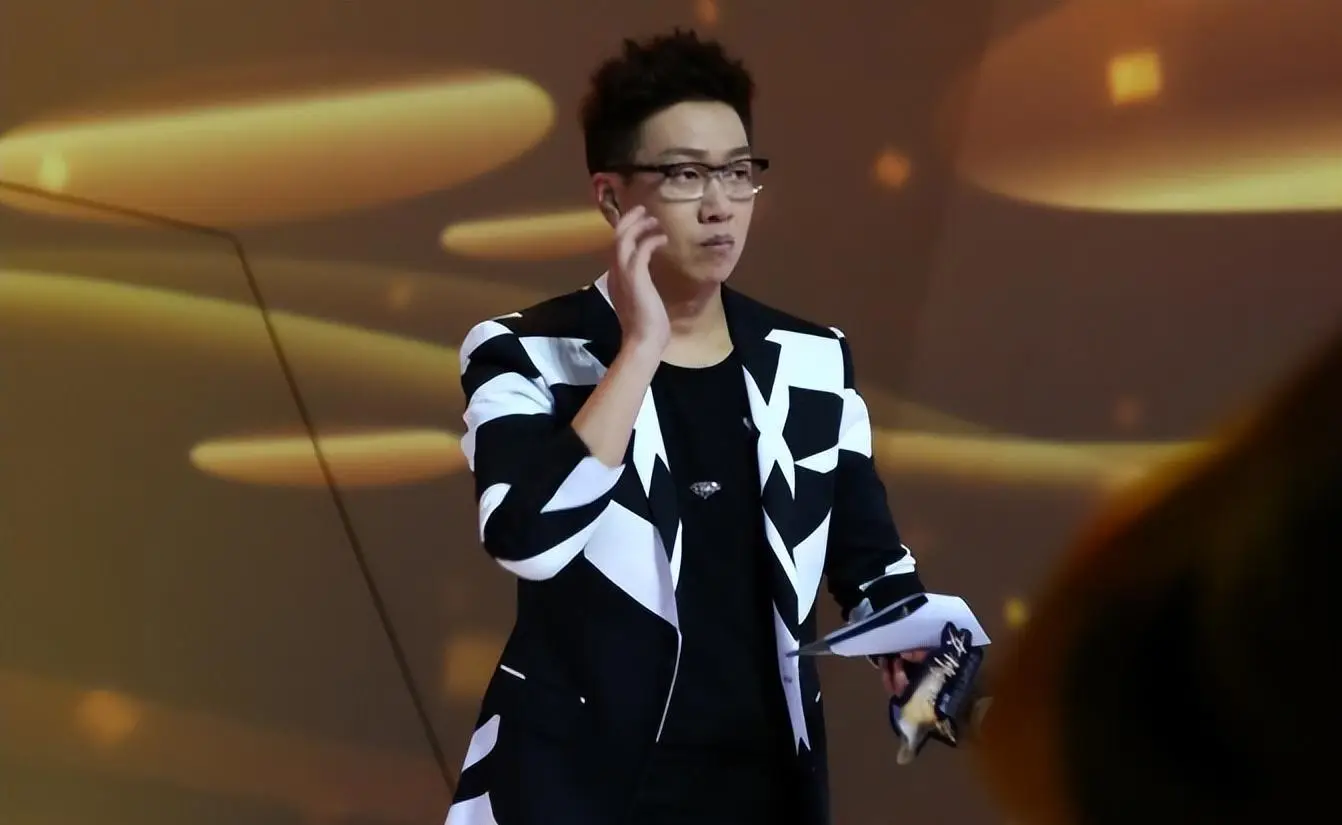 51岁林海:曾是央视著名主持,为正义怒摔耳机,二婚何婕获幸福_东方