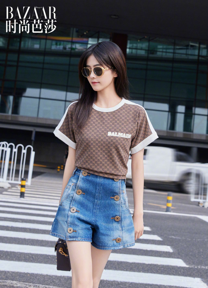 芭莎拍的白鹿#白鹿印花短袖搭配牛仔短裤造型清爽又酷帅!好长的 !!