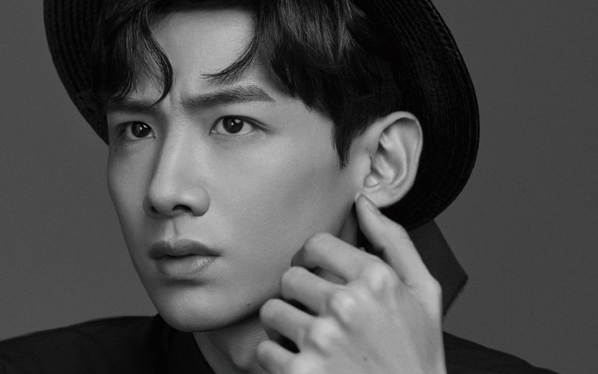 白敬亭帅气写真图片桌面壁纸