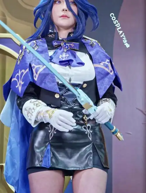 克洛琳德的cosplay白色长袖衬衫搭配黑丝裤袜非常冷峻