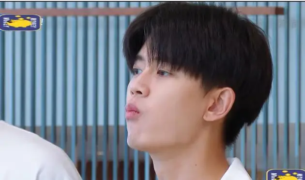 任嘉伦综艺再现黑白睡衣,不做造型却少年感十足,素颜状态像18岁_节目