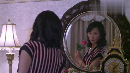 千金归来:丁雅琴拿着粉丝玫瑰,对着镜子一个劲扭,越看越变扭
