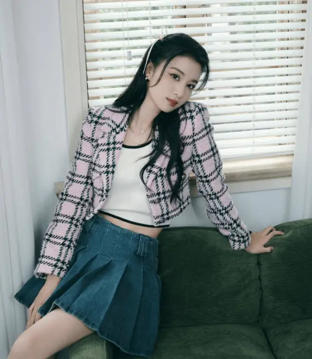"太轻松"的牛仔短裤搭配方格西服,王楚然大秀呆萌制服美!