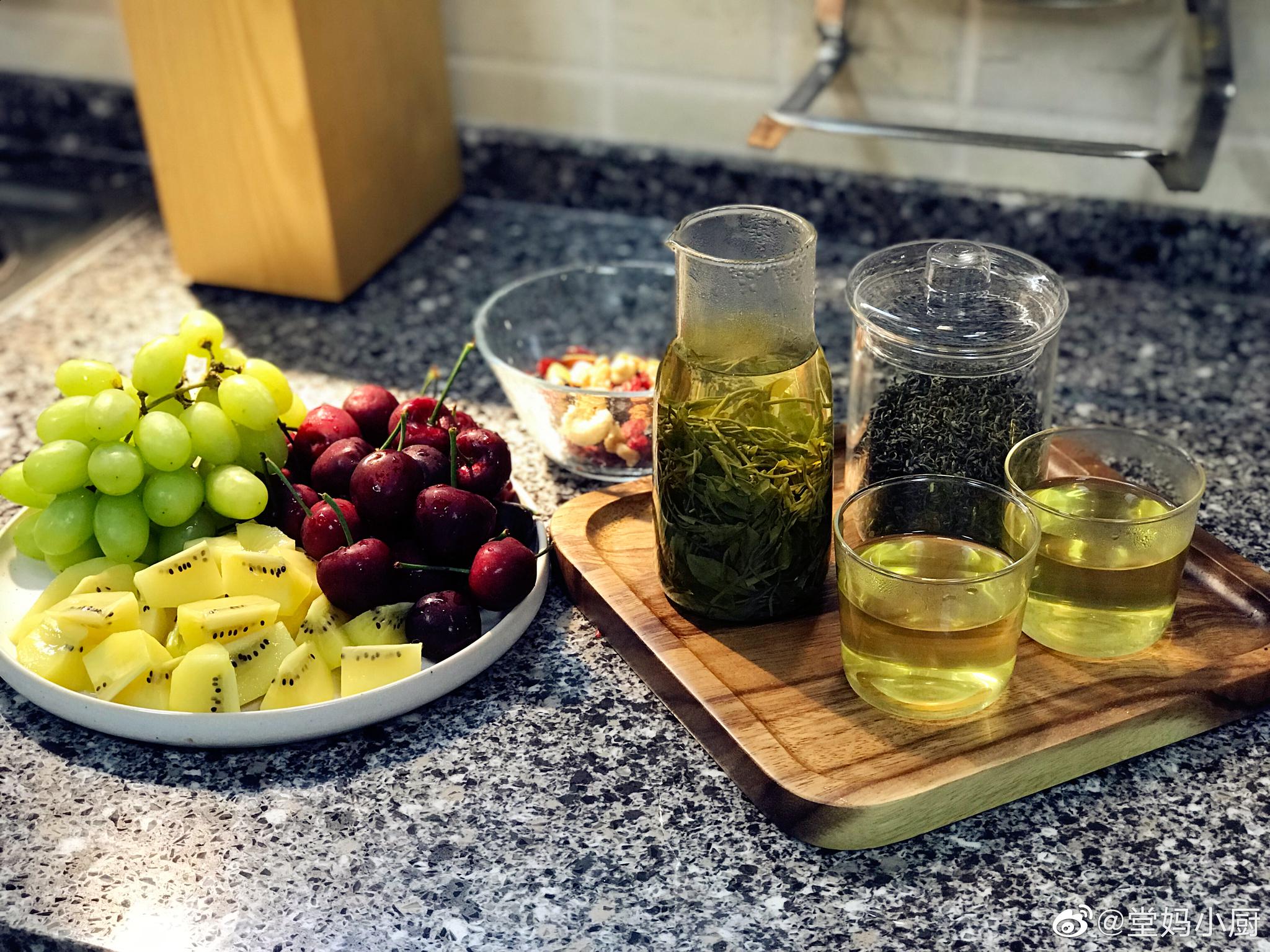 饭后来点崂山绿茶和水果,小猪给姐姐压着脚做仰卧起坐