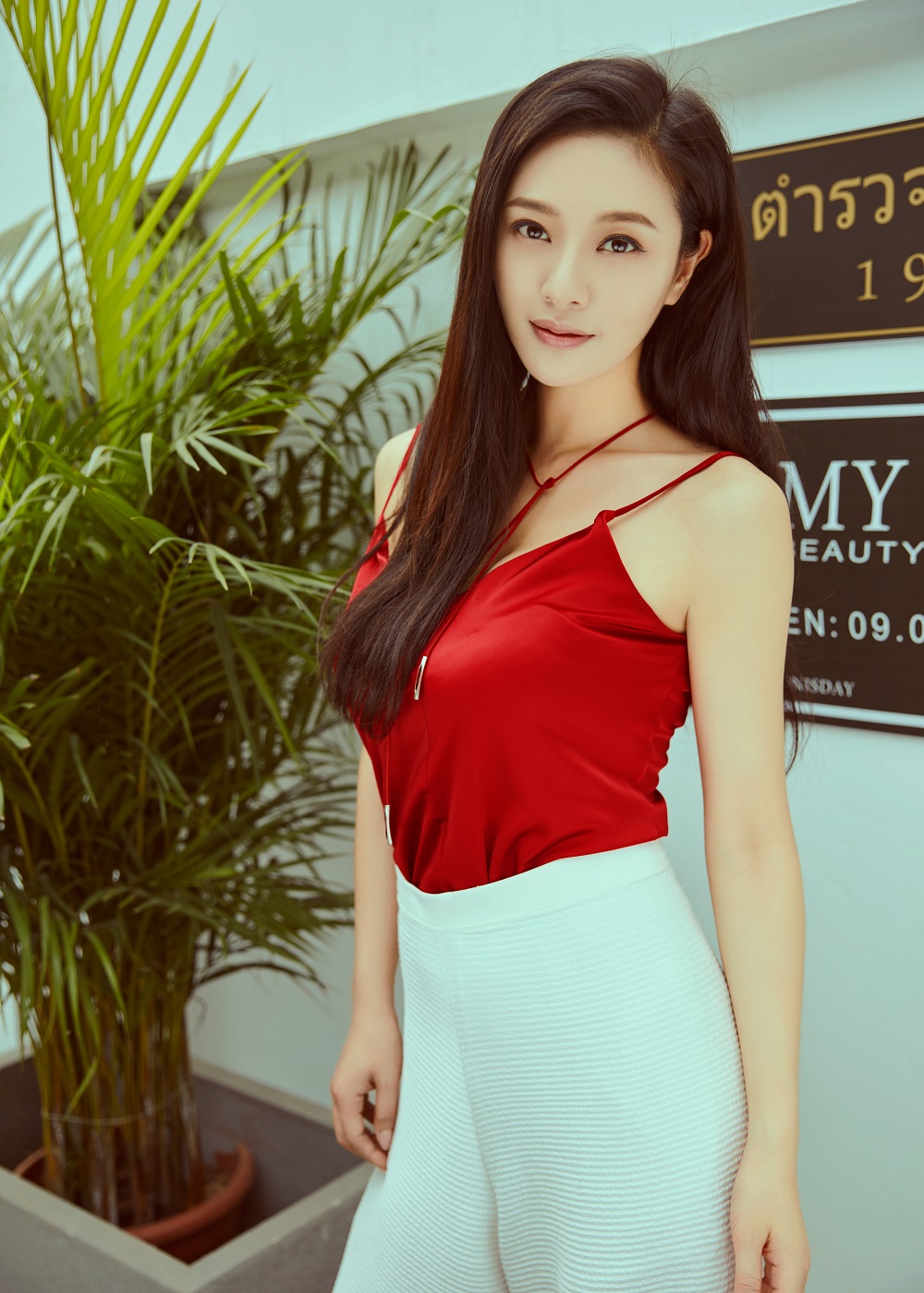 郑清文拍夏日时尚写真曲线吸粉