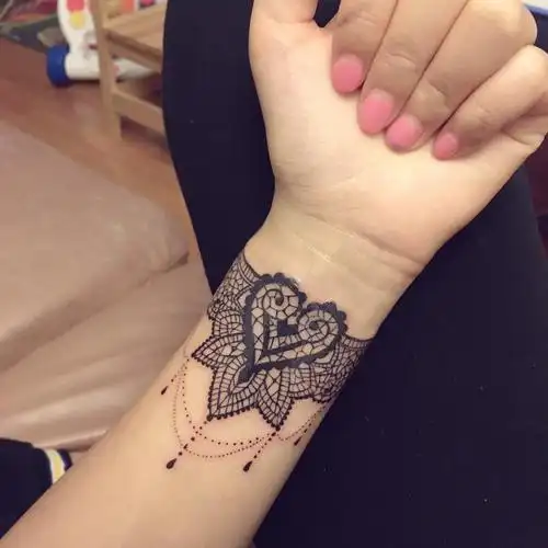 后小姐手腕梵花纹身图案