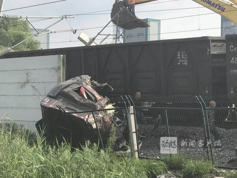 哈尔滨一货车抢越道口撞上火车货车司机身亡9趟客车晚点