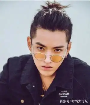 男生扎小辫子发型,一起来感受一下属于男生们的时尚个性!
