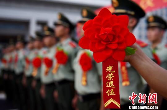 武警合肥支队执勤一中队退伍老兵胸前佩戴的大红花. 徐伟 摄