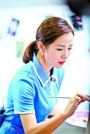 江一燕做公益收获爱的滋养参加真人秀丢偶像包袱