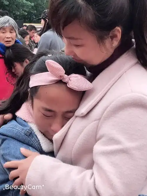 投进妈妈温暖的怀抱,感动的泪水纷飞!