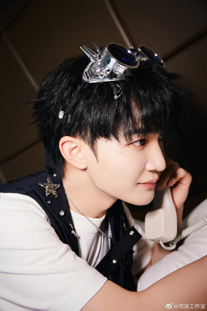 周深歌迷多巴胺应援##周深穿高跟鞋走路好稳##周深青岛凤凰音乐