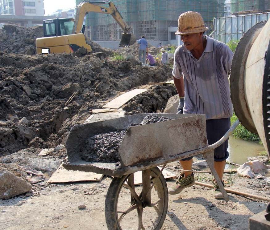 兄弟干活9图 总有一张感动您 看看是哪张|农民工|高温|工地_新浪新闻