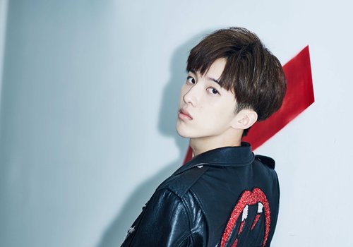 弄成自然内扣的偏分头发型,专属于校园男生的黑色三七分短烫发发型