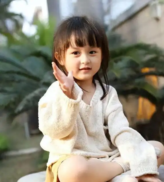 2岁出道年入百万,因美貌被"禁止整容"的刘楚恬,如今长成啥样
