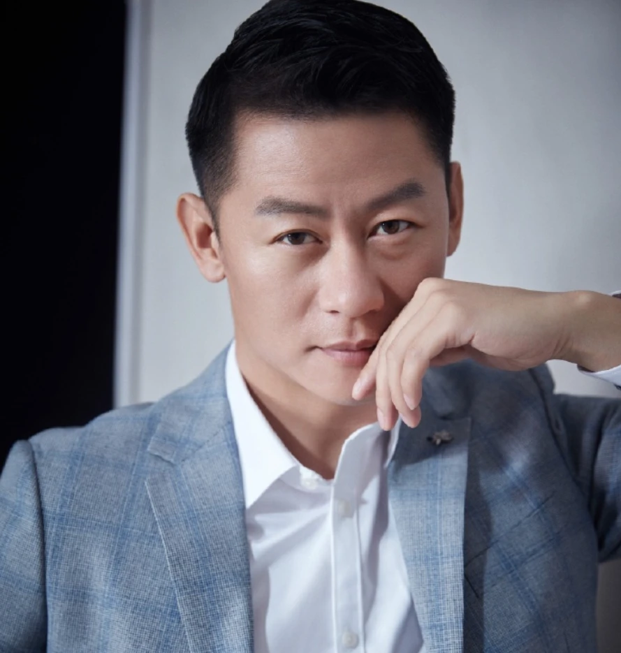 从老师到影视演员,再到屏幕霸主,娶初恋妻子,李健的过往经历堪称人生