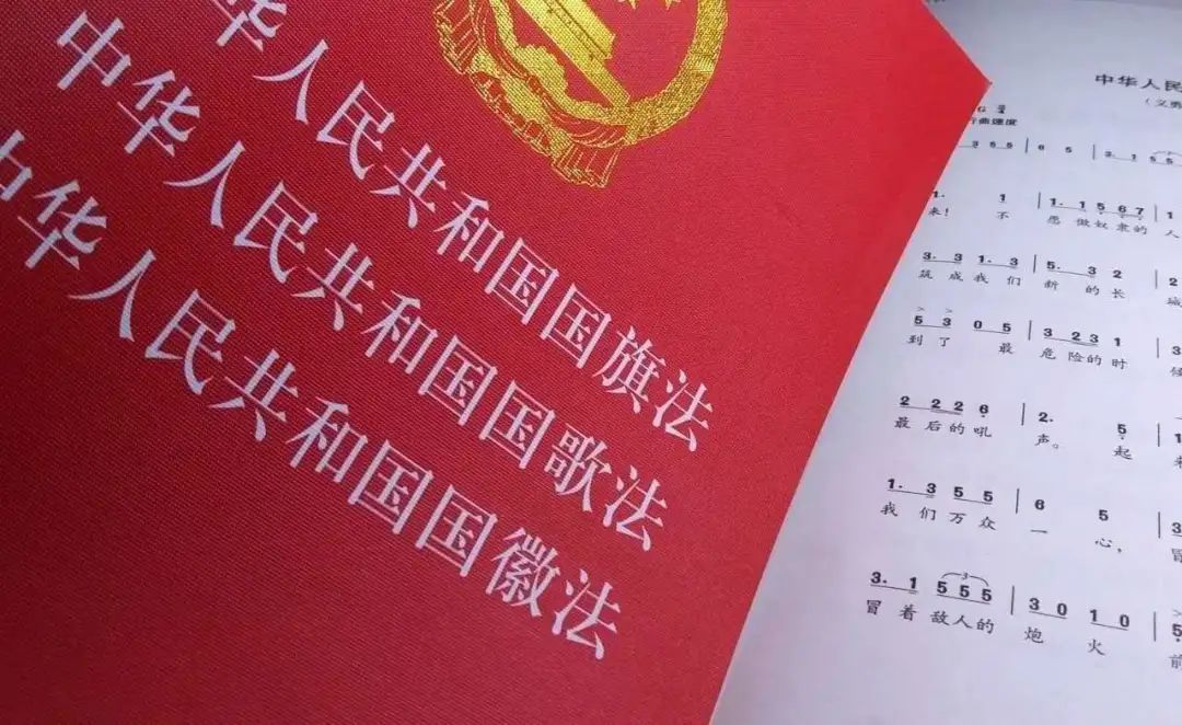 双节同庆,大街小巷陆续挂起国旗,飘扬的"中国红"成了一道道靓丽风景线