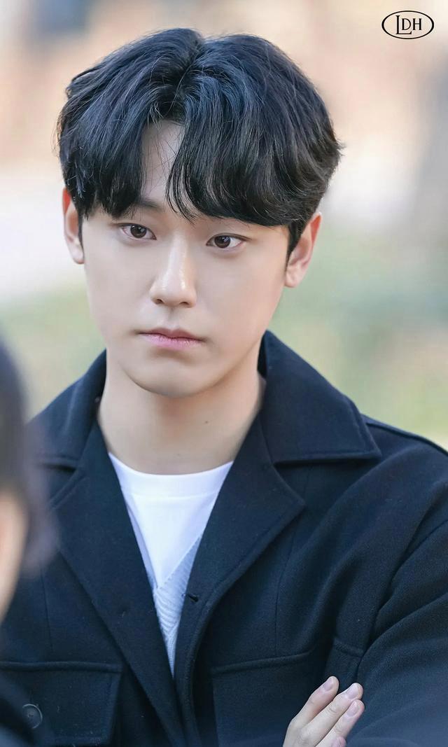 据韩媒报道称,李到晛-林智妍恋情曝光 双方承认正在交往中