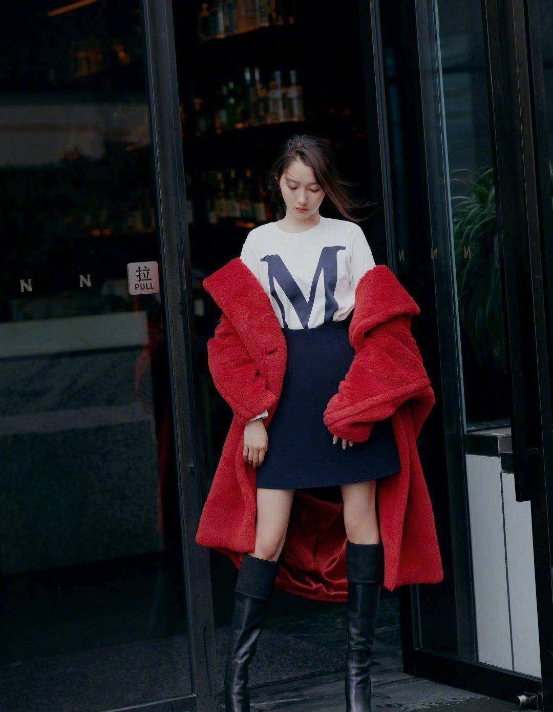 关晓彤晒帅飒风穿搭,黑色皮衣裙配高筒靴,高马尾干净利落又有型_女生