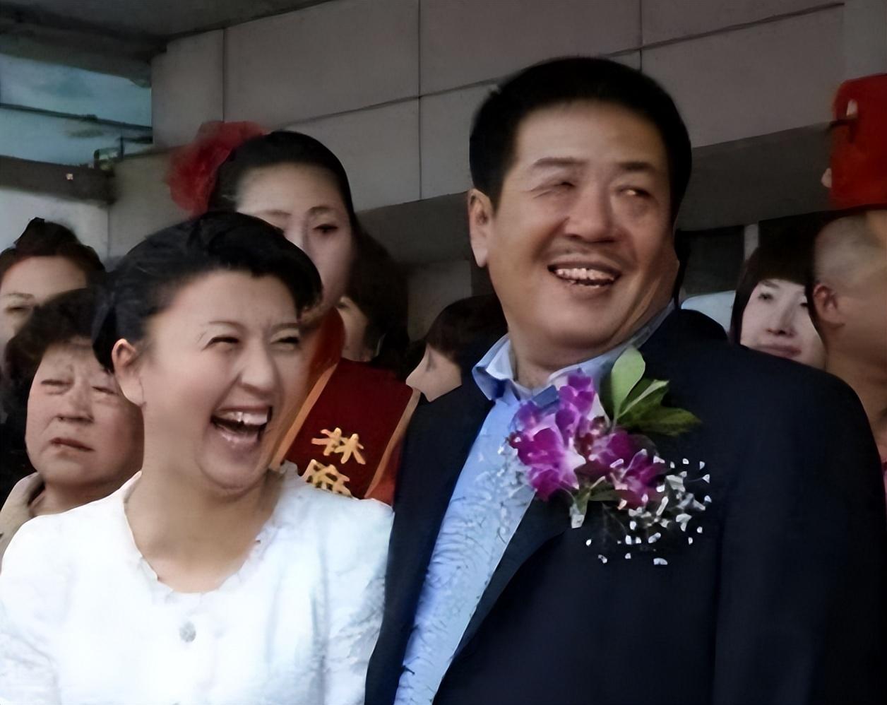 回顾闫学晶嫁大10岁二婚富商46岁高龄产女继女的选择让人泪目