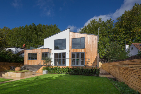 改建于一战后的木结构建筑平房位于英国是一个全新环保的家房子的主体