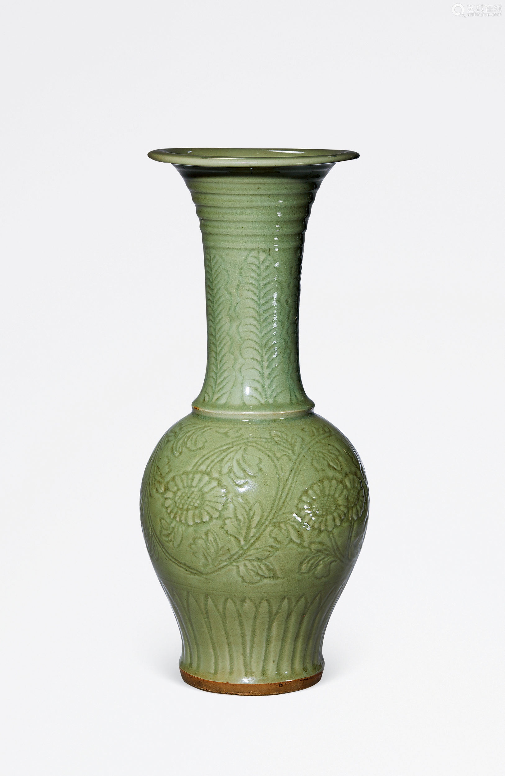 明洪武龙泉窑青釉刻花大凤尾瓶