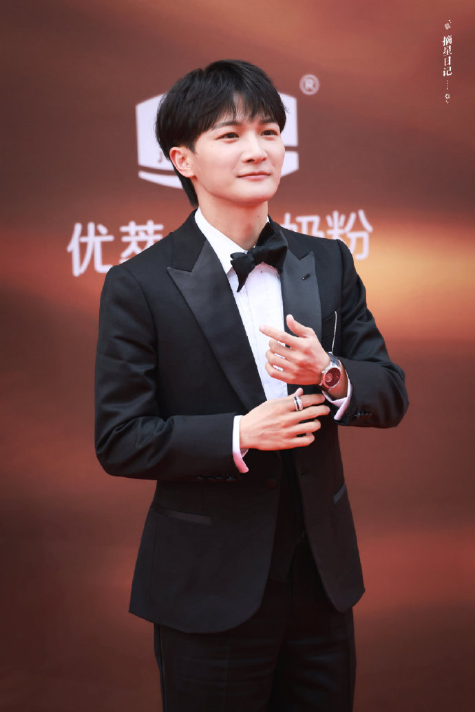 奖彩排现场#@卡布叻_周深华表奖彩排现场,背带裤搭配白t恤,可爱又帅气