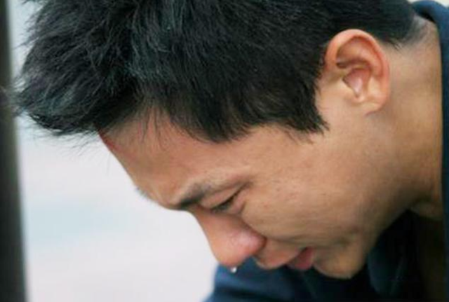 分手的时候,男人哭了,意味着什么?认清这4种心态,避免踩坑!