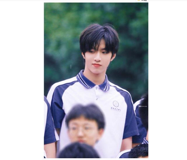 15岁刘耀文初中毕业照曝光颜值外形太耀眼充满青春活力