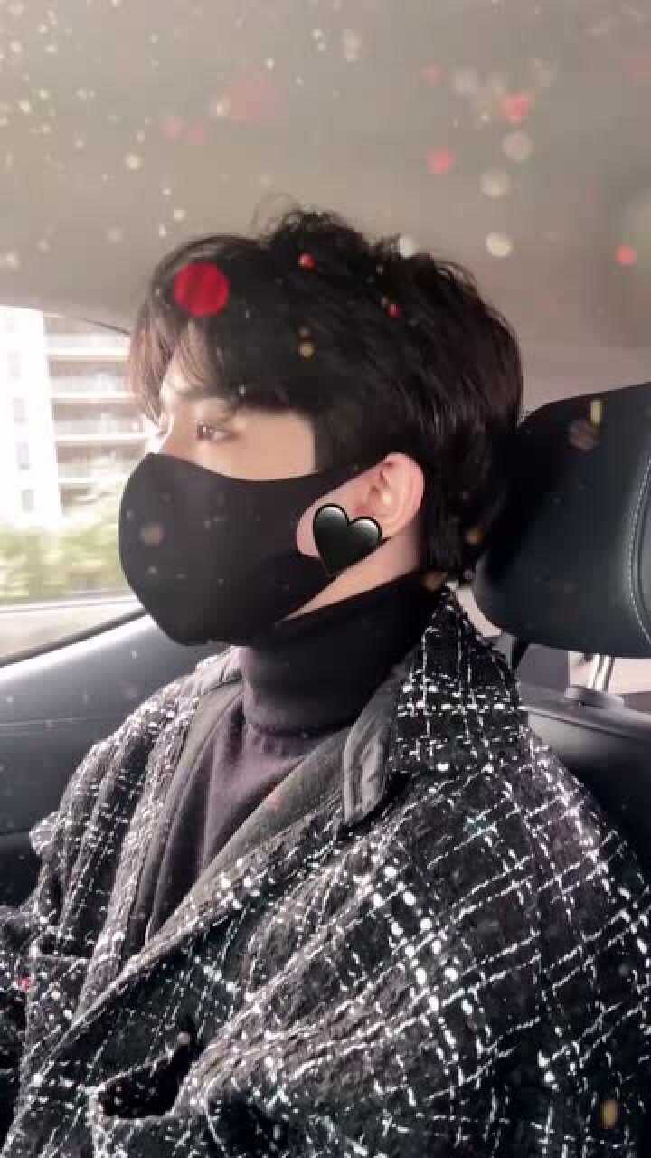 帅哥戴口罩拍侧脸杀,这颜值谁扛得住?