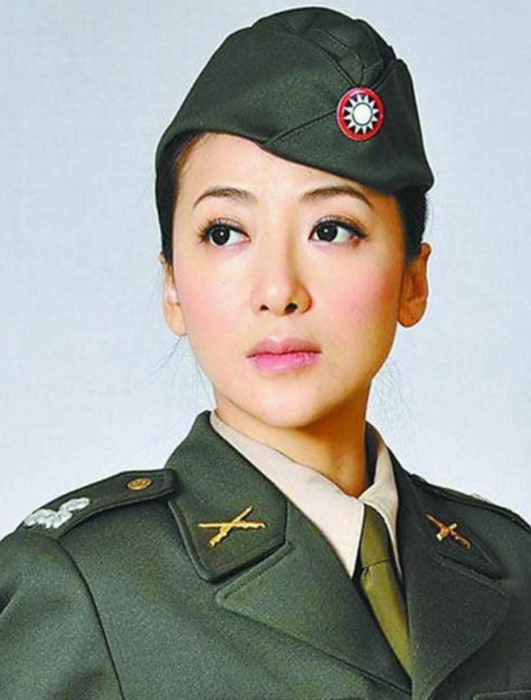 女明星红唇造型新闻联播_哪位女明星穿军装最真实?