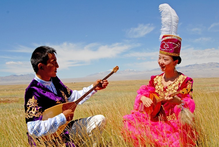 【文化与传承】阿肯弹唱---哈萨克族精神食粮