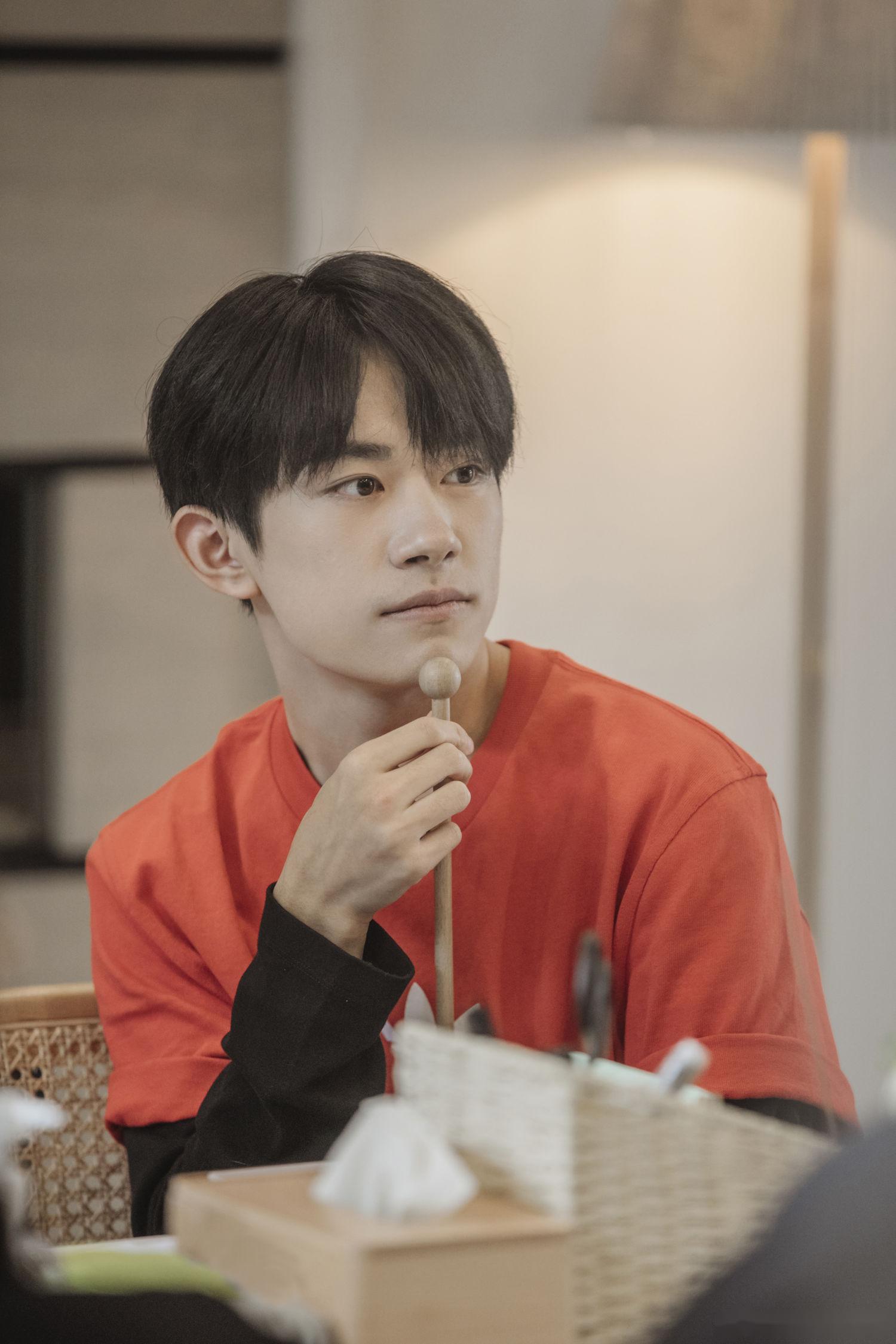 易烊千玺《朋友请听好》剧照上新 明天来看千玺的新技能