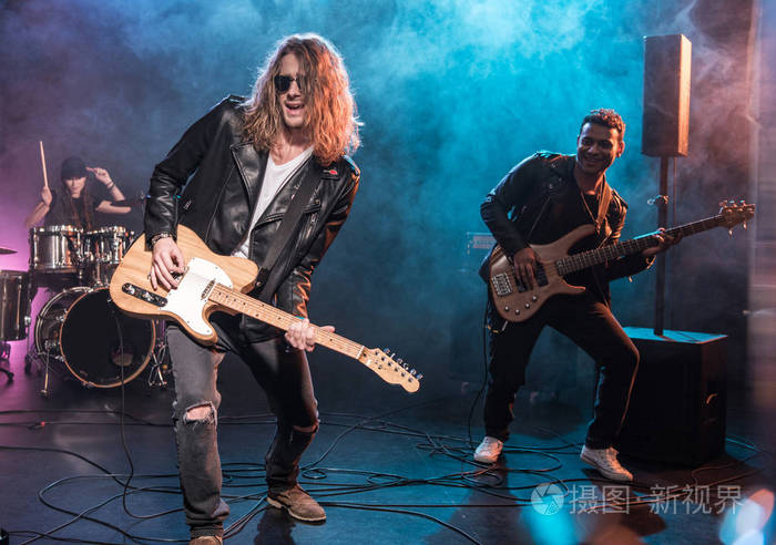 在舞台上的摇滚乐队