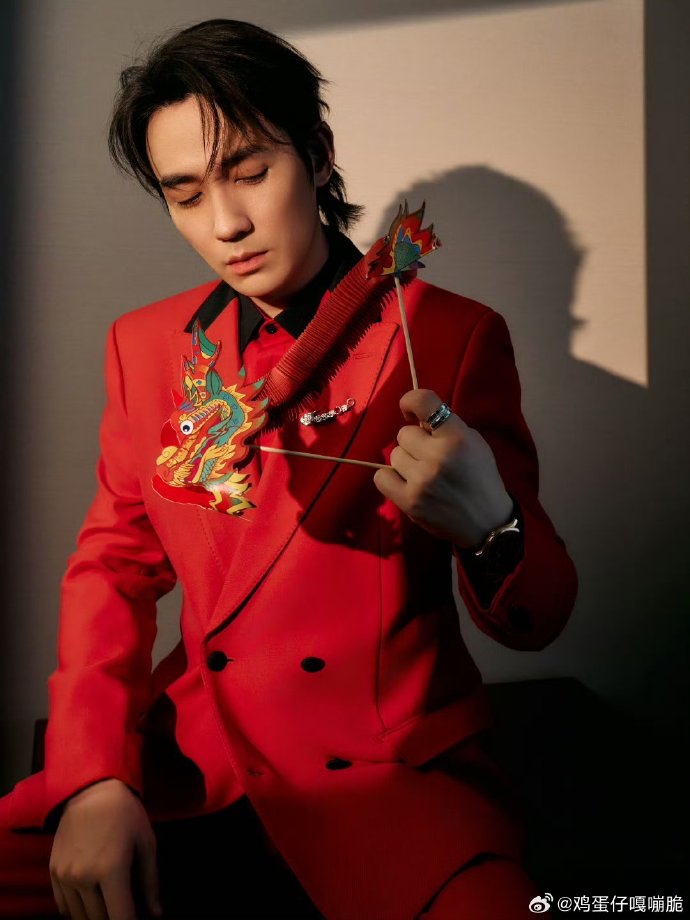 朱一龙除夕营业照