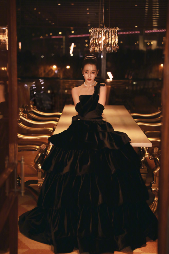 迪丽热巴超话微博之夜的第二套造型,一袭黑色丝质露肩礼服,致敬赫本的