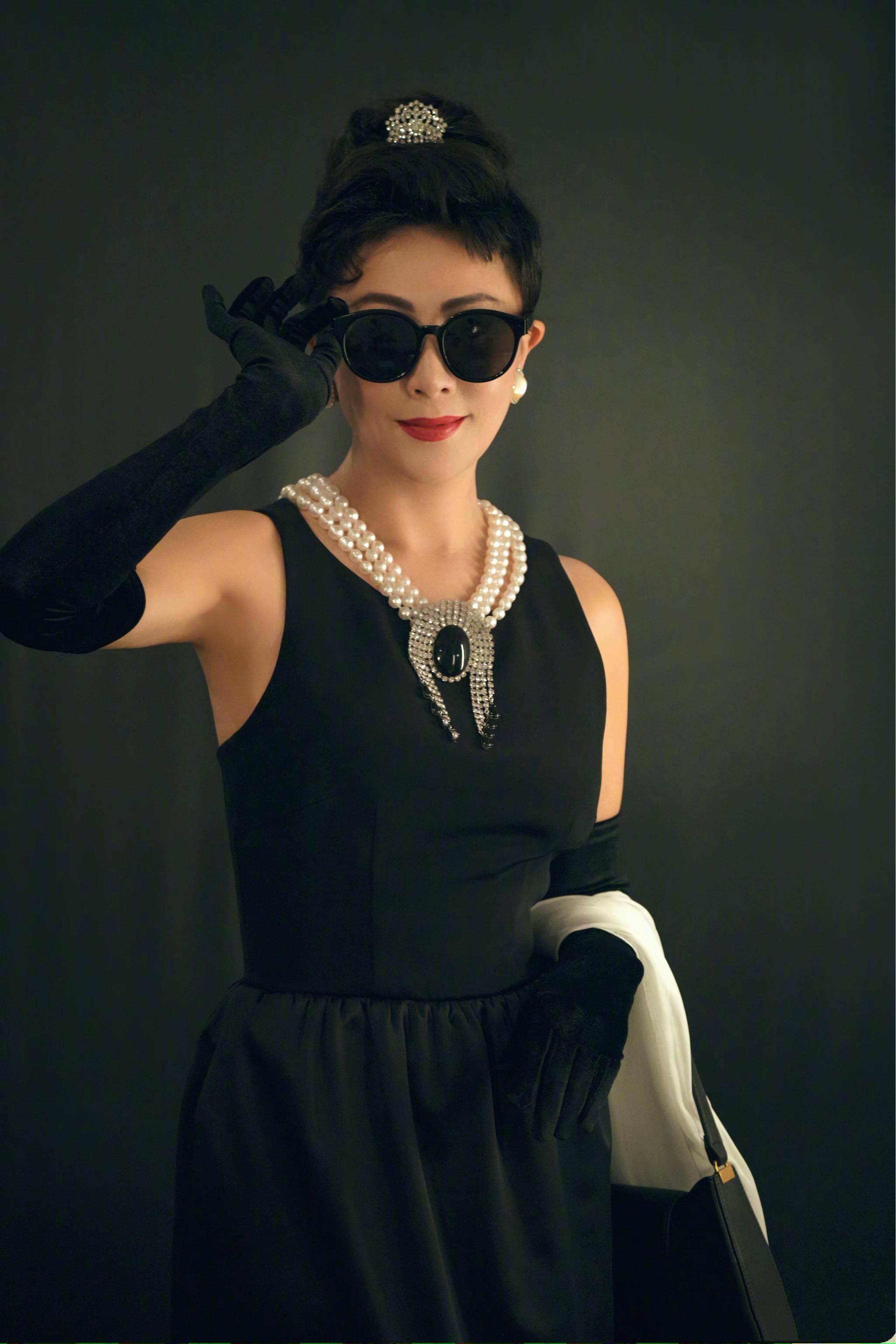 刘嘉玲哪像年过半百的人穿赫本风小黑裙戴珍珠项链名媛范十足