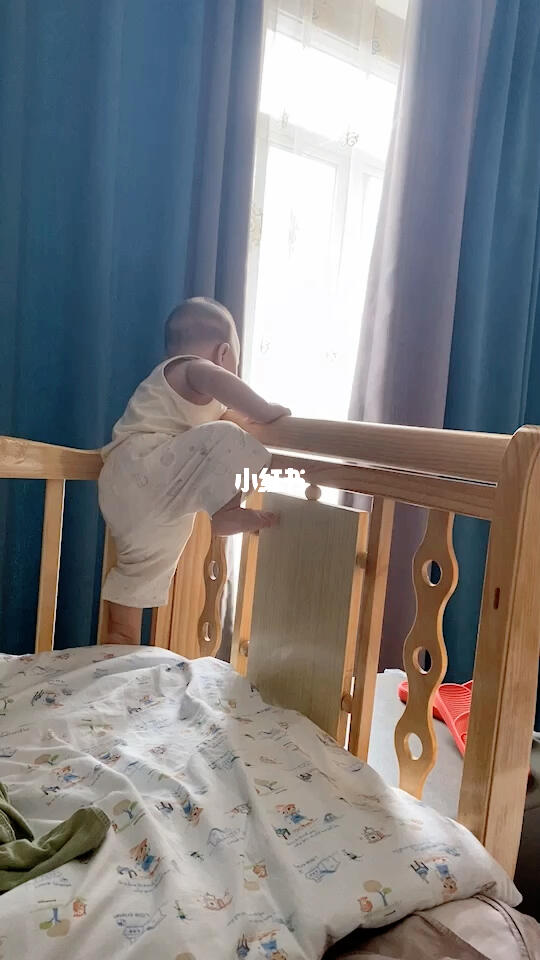 调皮捣蛋的小宝宝