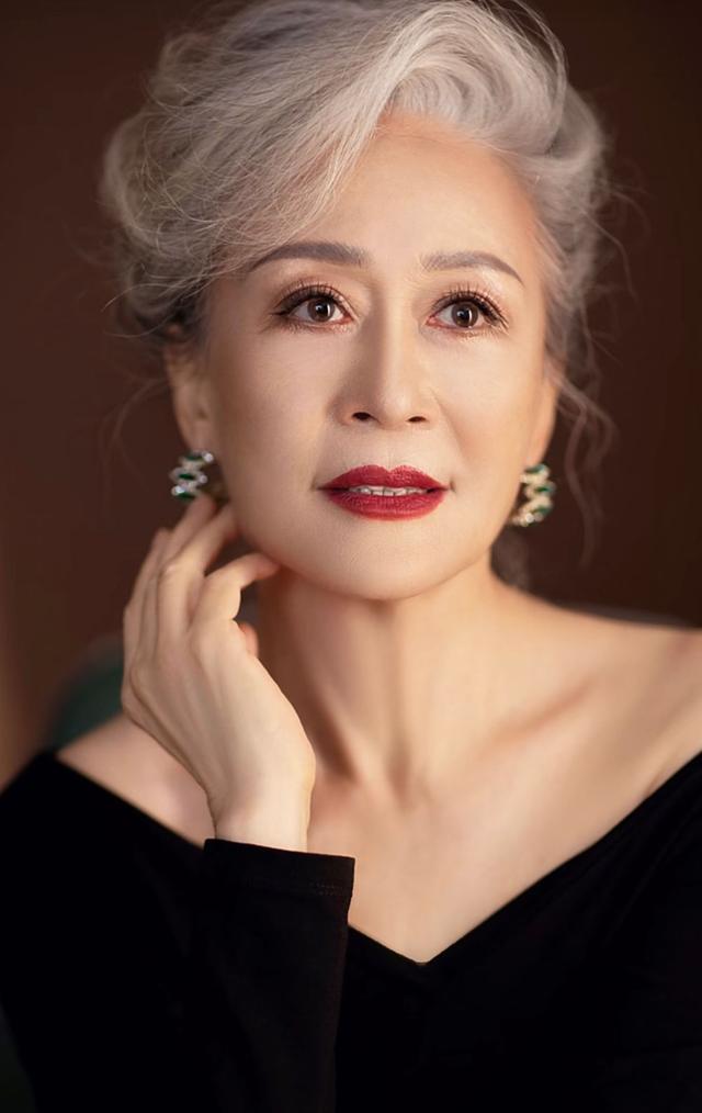 70岁总裁奶奶告诉你:白发老人的精致生活,并不是靠钱堆出来