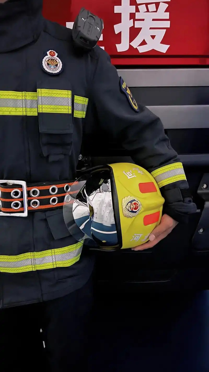 理想主义的花 最终会盛开在浪漫主义的土壤里!#消防壁纸#消防 - 抖音