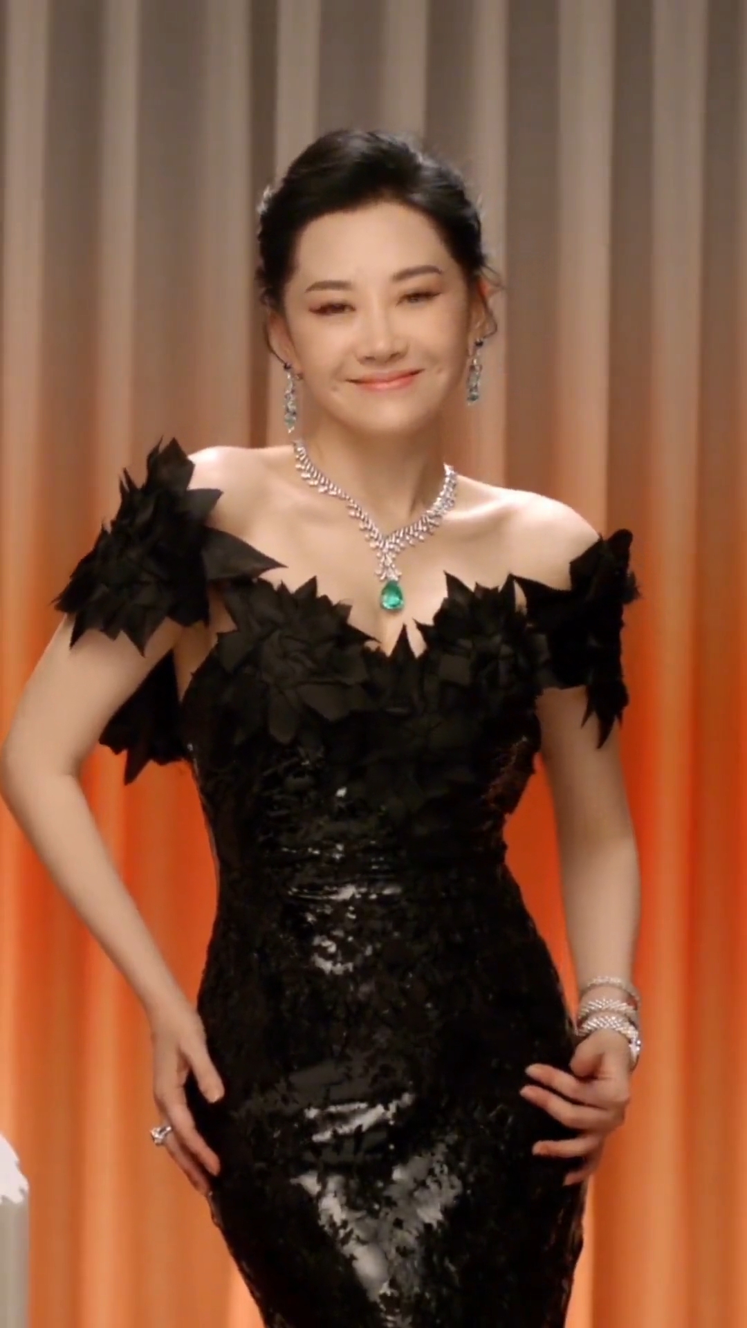 54岁的许晴出席活动,身穿黑色抹胸羽毛裙,造型状态真是太好了!