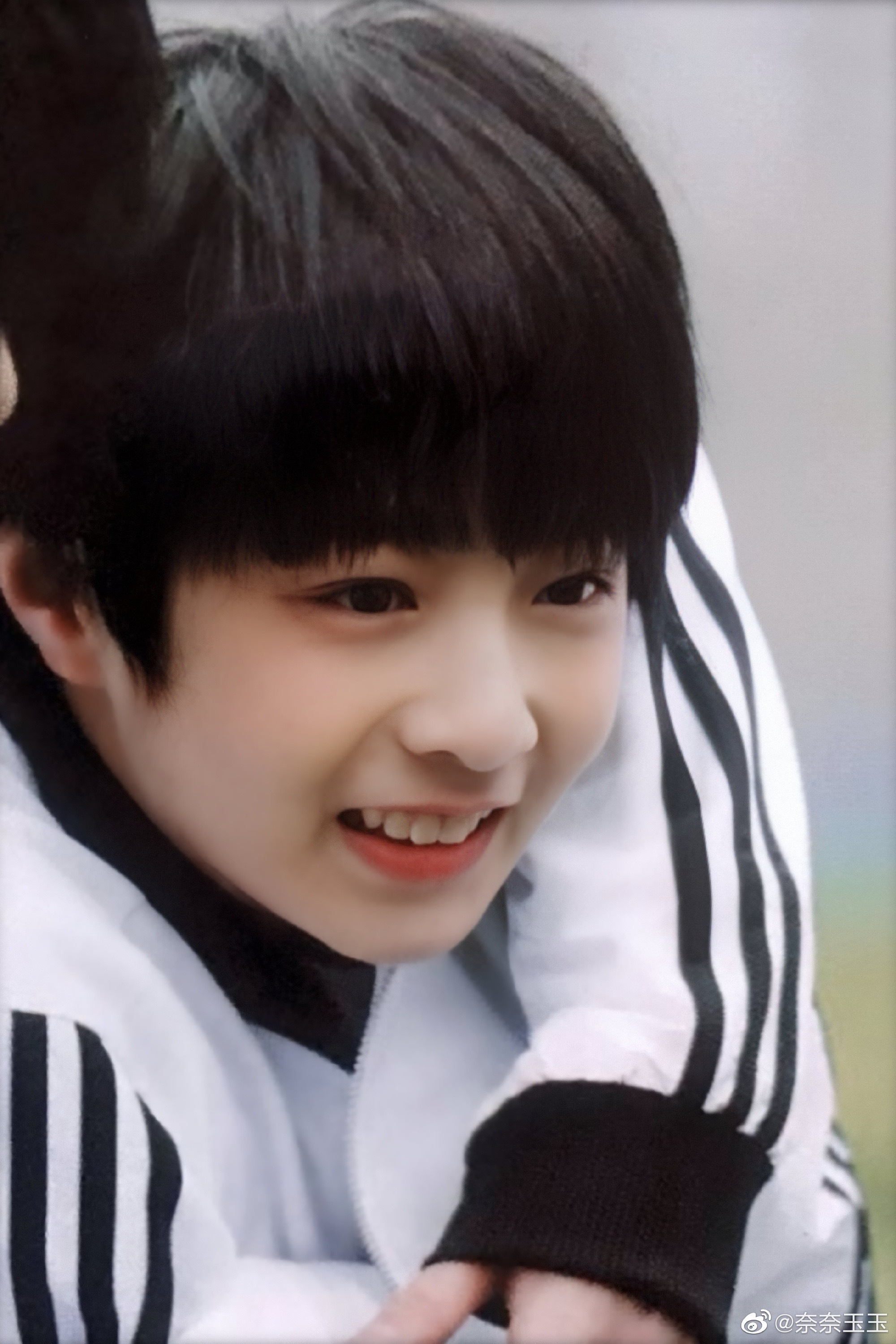 来康康刘耀文的后脑勺