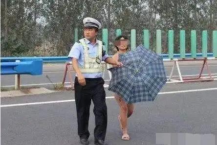 女司机高速"尿急",路边紧急停车,小孩看到都红了脸|警示牌|应急车道