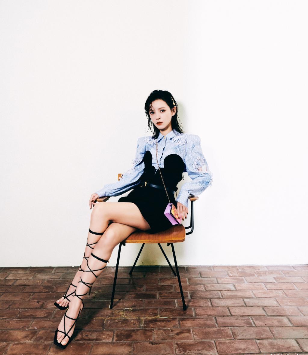 说张予曦是"腿精"都不过分,穿超短裙绑带鞋,小腿线条感太强了_双腿