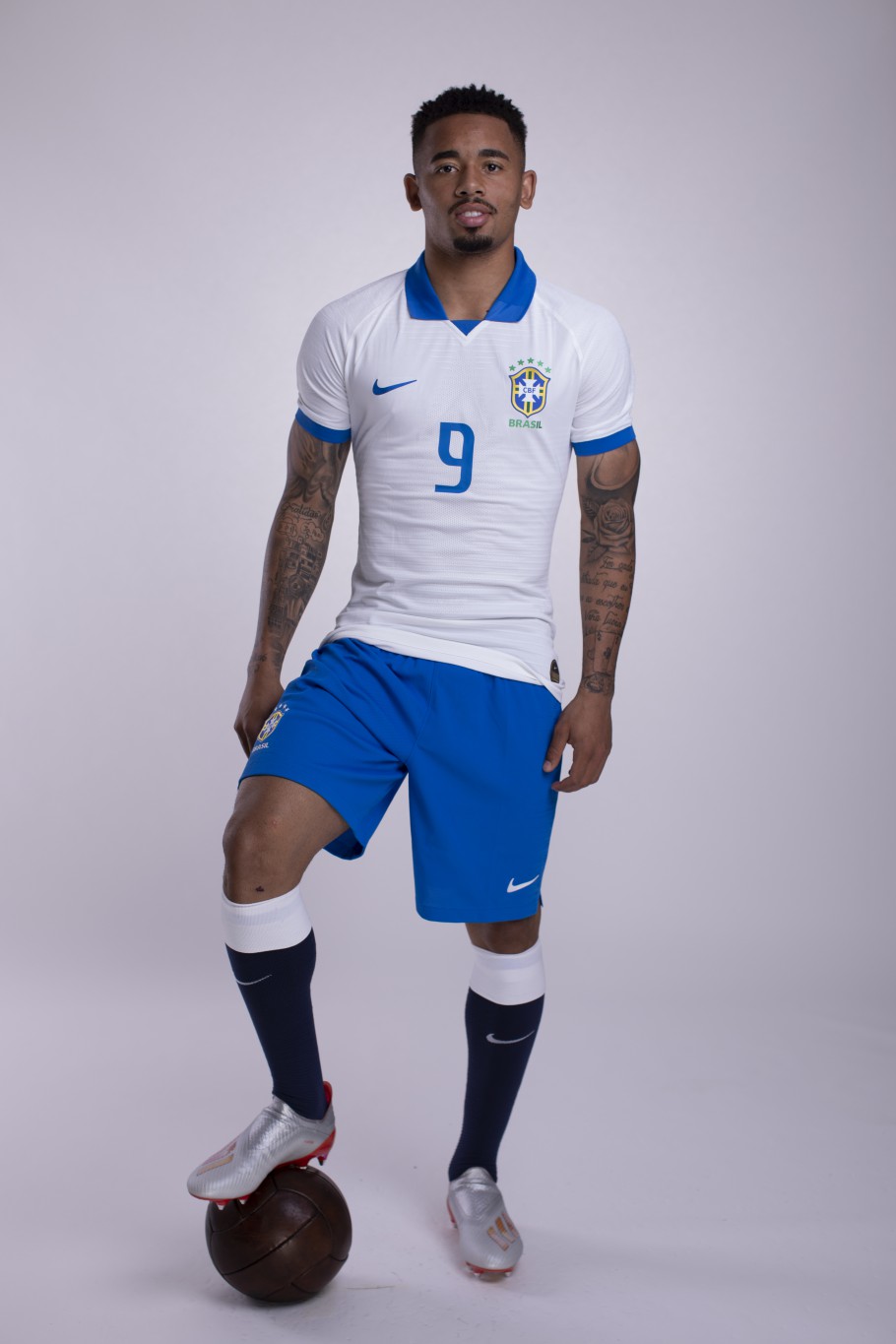 美洲杯巴西国家队定妆照客场蓝白球衣洋溢复古气息