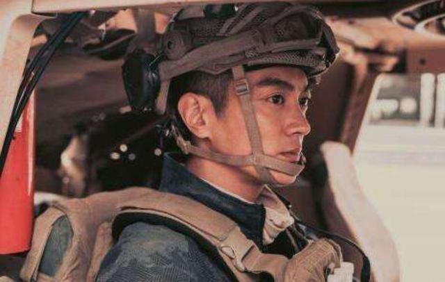 霍思燕携小女孩现身,正面曝光神似霍思燕,杜江借火抽烟超悠闲