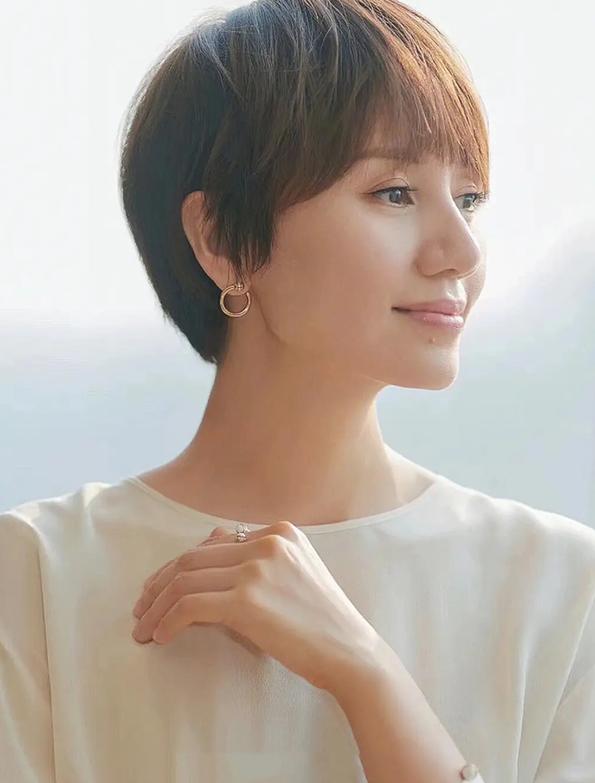 齐颌短发给40岁女性带来的时尚减龄效果令人惊艳!